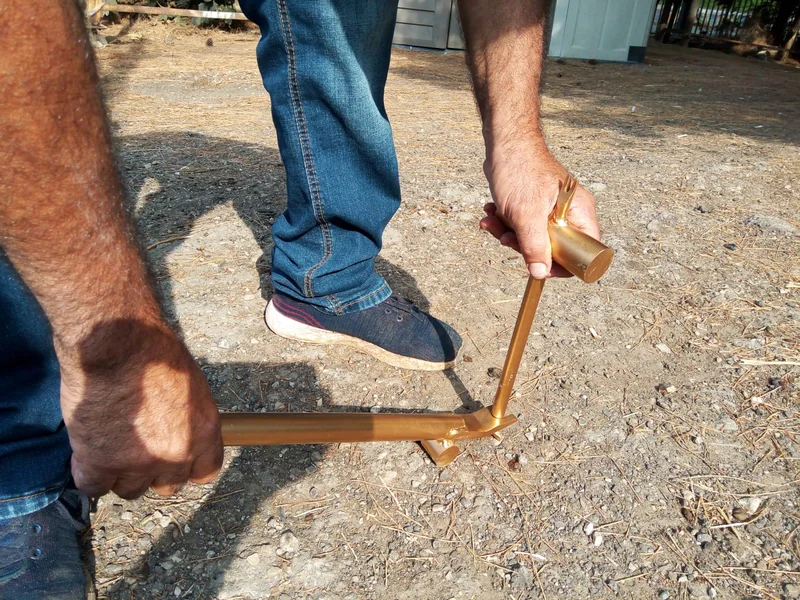 מכשיר קומפקט פטיש עם חולץ - פותחן למכסה ביוב