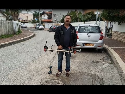 ציון שירי מציג מכשיר שפותח לפתיחת מכסי ביוב